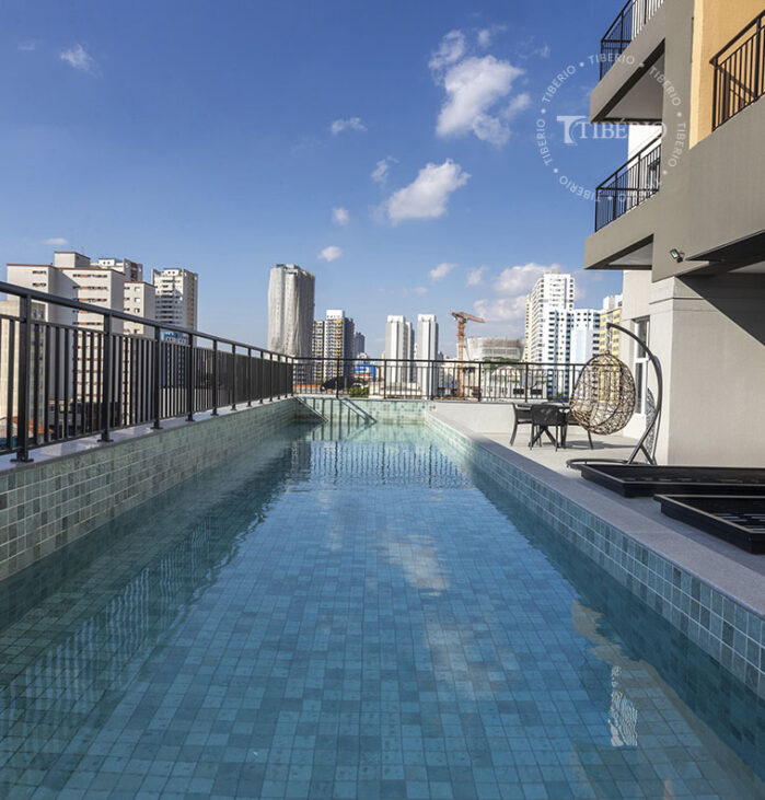 Piscina com day bed do Max Belém